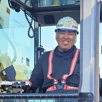 重機を操縦する作業者