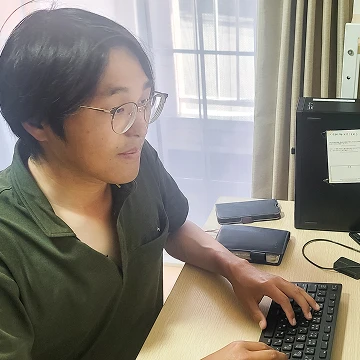 PC操作をする社員