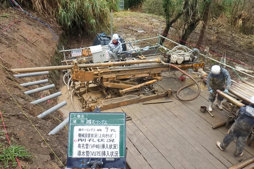 施工記録ボードが設置された地盤改良工事の現場風景