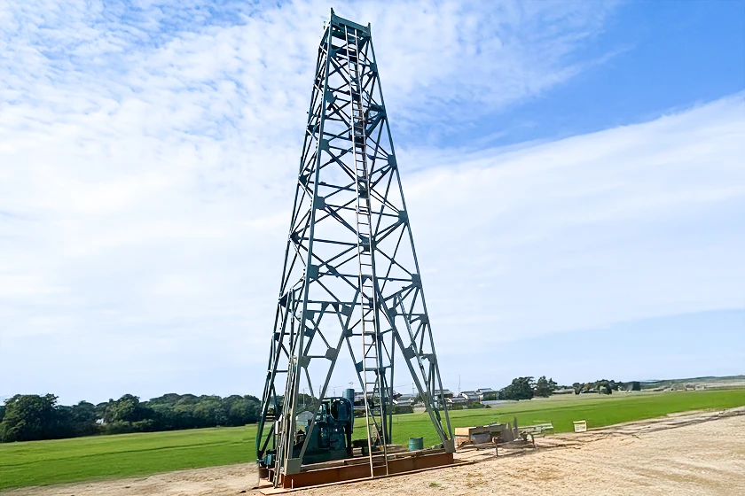 平地に設置されたやぐら型ボーリングマシンの全景