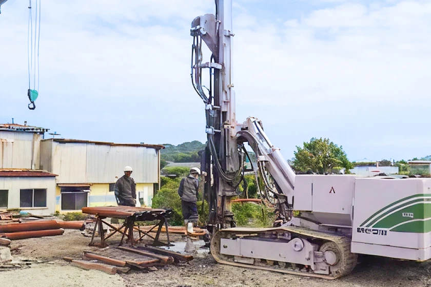 クローラー式ボーリングマシンを使った地盤調査の現場