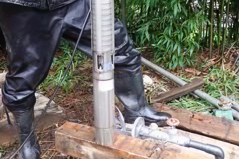 地下水観測用のステンレス製観測管を設置する作業の様子